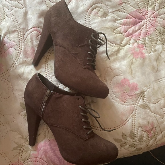 Charlotte Russe color: stone size: 9 - Picture 2 of 3